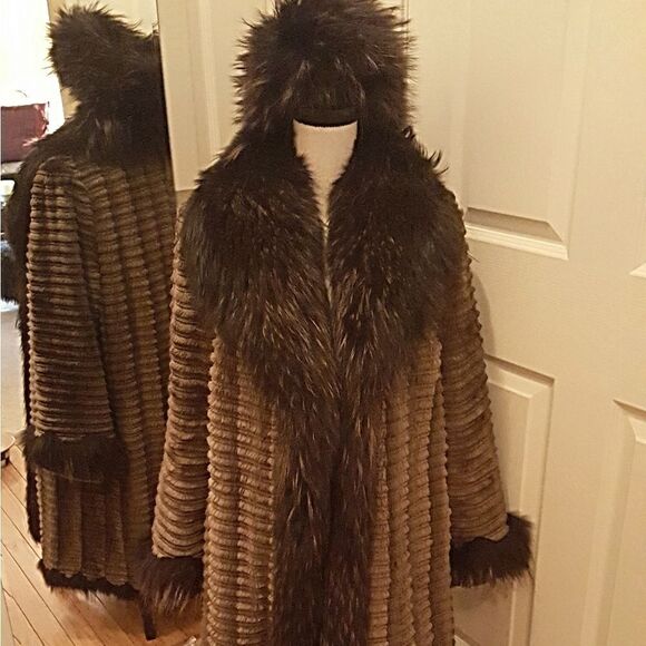 LUXURIOUS SHEARED BEAVER W/ RACOON COLLAR COAT - Picture 2 of 6